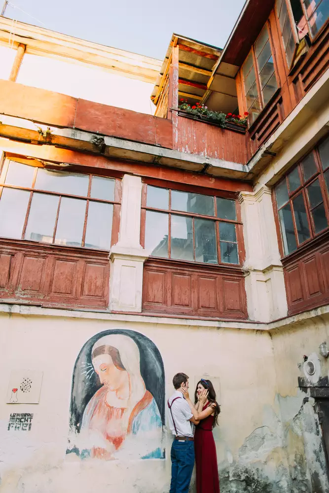 Ide gaya prewedding ala street style © 2022 brilio.net  Ide gaya prewedding ala street style © 2022 brilio.net