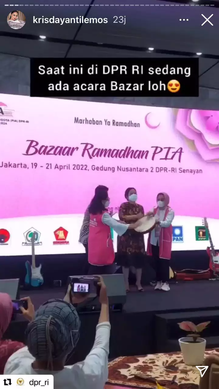 Krisdayanti meriahkan acara bazar ramadan © Instagram/@krisdayantilemos Krisdayanti meriahkan acara bazar ramadan © Instagram/@krisdayantilemos