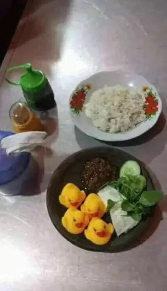 makanan kaki lima nyeleneh © berbagai sumber makanan kaki lima nyeleneh © berbagai sumber