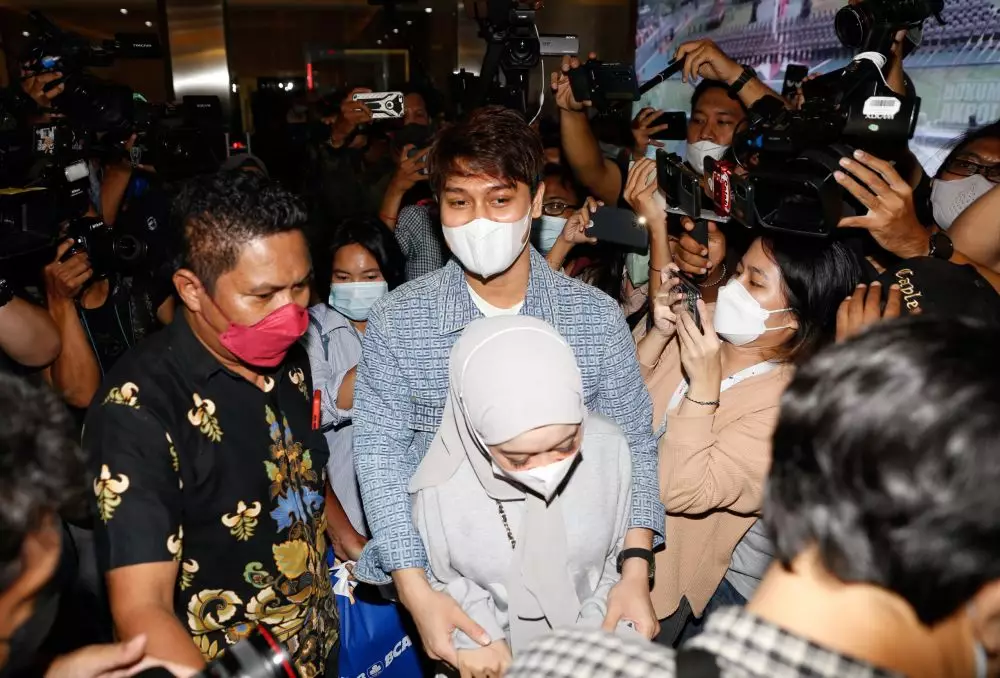 Lesty Kejora dan Rizky Billar kembalikan uang Rp 1 miliar Berbagai sumber Lesty Kejora dan Rizky Billar kembalikan uang Rp 1 miliar Berbagai sumber