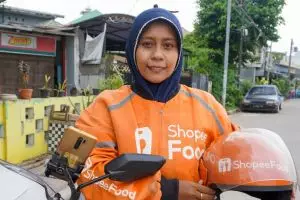 Kisah perjuangan 2 Kartini modern rela banting tulang jadi driver ojol