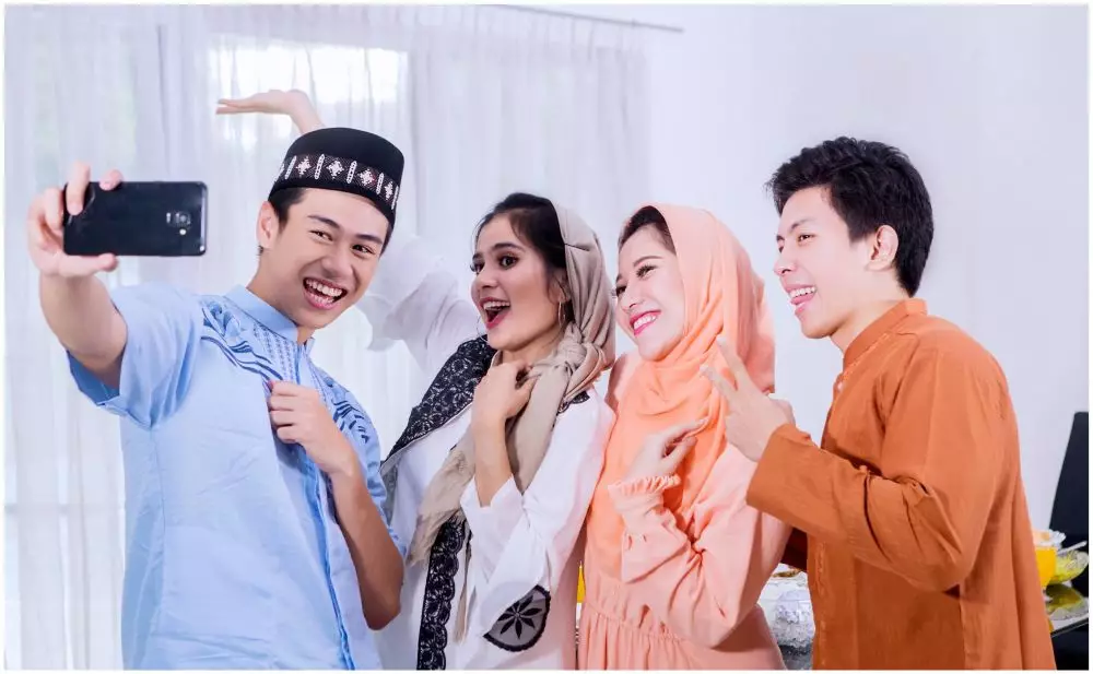 Ide pose foto bareng keluarga saat Lebaran © berbagai sumber Ide pose foto bareng keluarga saat Lebaran © berbagai sumber