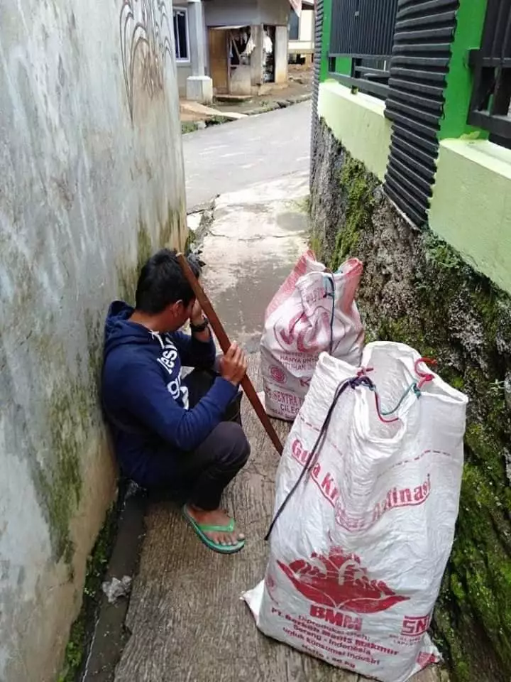 penjual kerupuk nangis © Facebook