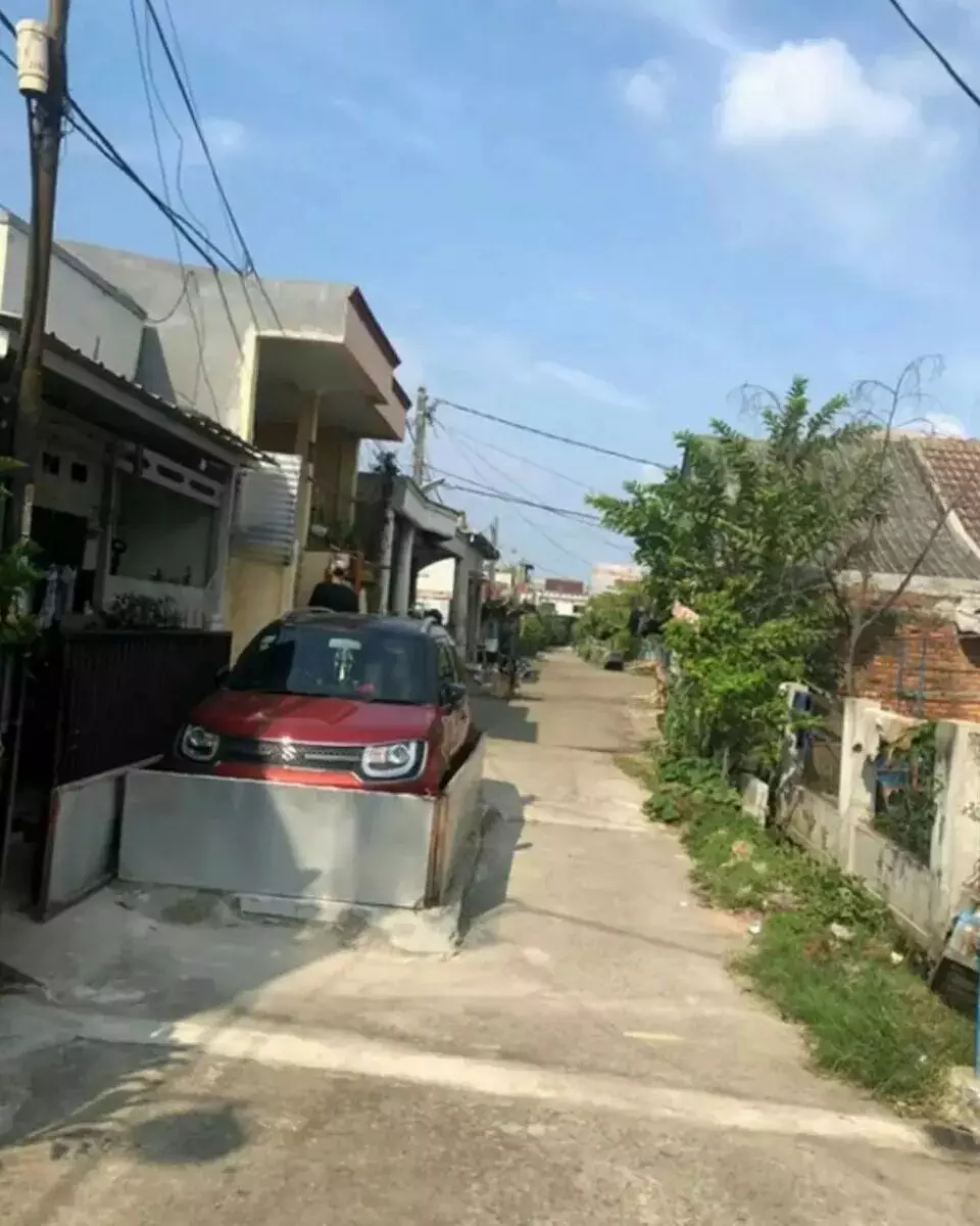 potret garasi mobil di pinggir jalan © 2022 brilio.net