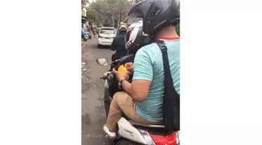 Potret kelakuan nyeleneh orang saat dibonceng di motor © berbagai sumber