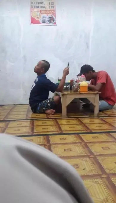 makan bareng tapi ada yang janggal © Instagram