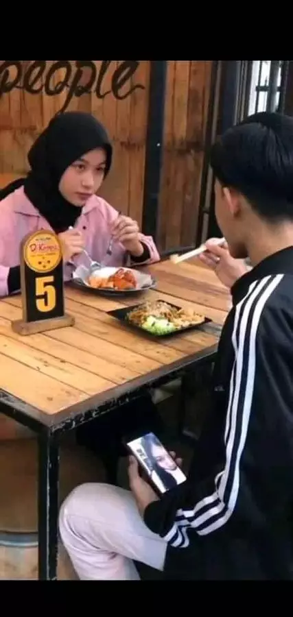 makan bareng tapi ada yang janggal © Instagram