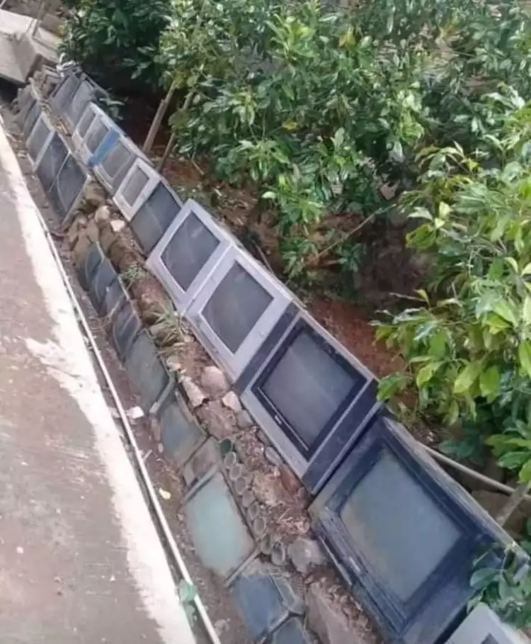 barang bekas dipakai nyeleneh pol © berbagai sumber