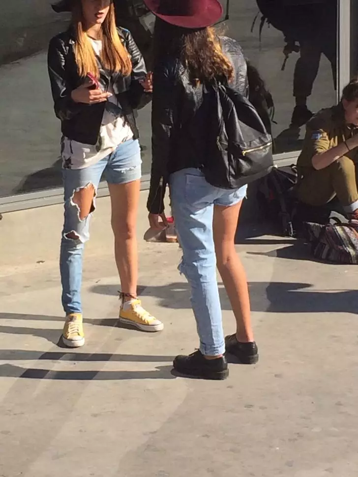 fashion nyeleneh tempat umum © berbagai sumber