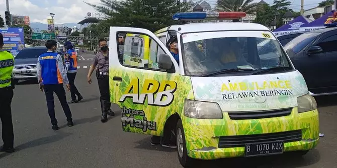 ambulans rombongan terobos one way Puncak © berbagai sumber