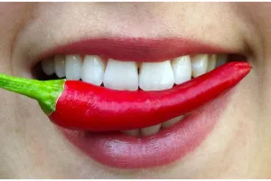 10 Dampak konsumsi makanan pedas berlebihan, bikin fungsi otak turun