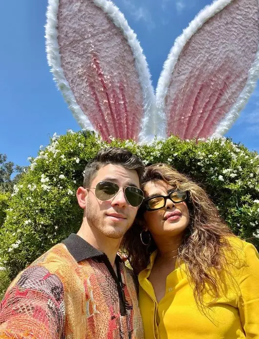 Priyanka Chopra unggah foto perdana bareng anak © Instagram