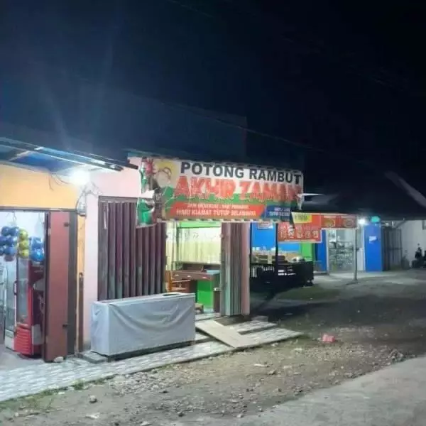 nama tempat usaha nyeleneh pol © berbagai sumber