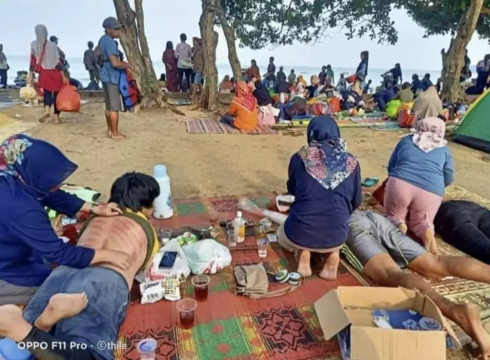 tingkah absurd orang pas liburan © berbagai sumber