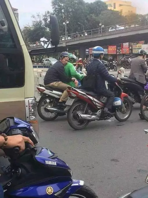 lagi diboncengin malah ketiduran © berbagai sumber lagi diboncengin malah ketiduran © berbagai sumber