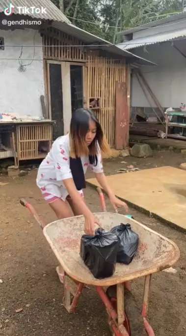 Wanita ikuti super model challenge ala low budget © TikTok