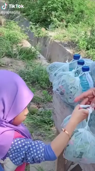 Momen haru anak kecil ziarah ke makam ibunya © TikTok