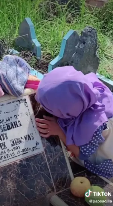 Momen haru anak kecil ziarah ke makam ibunya © TikTok