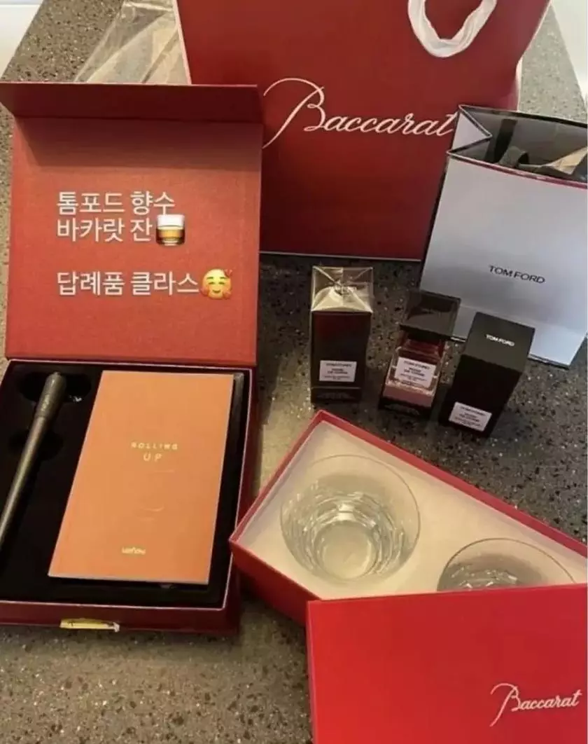 isi suvenir pernikahan son ye jin dan hyun bin © berbagai sumber