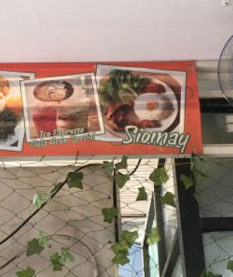 spanduk menu malah tulisannya kocak © Twitter