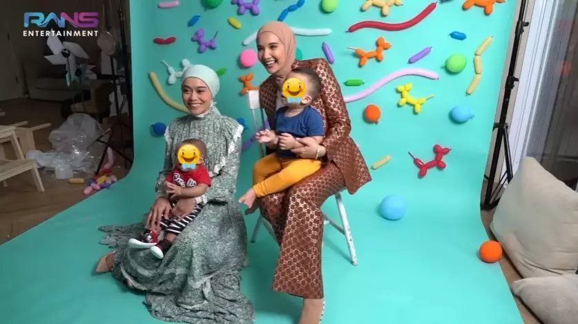 Lesty kembaran baju dengan Taylor Swift © berbagai sumber