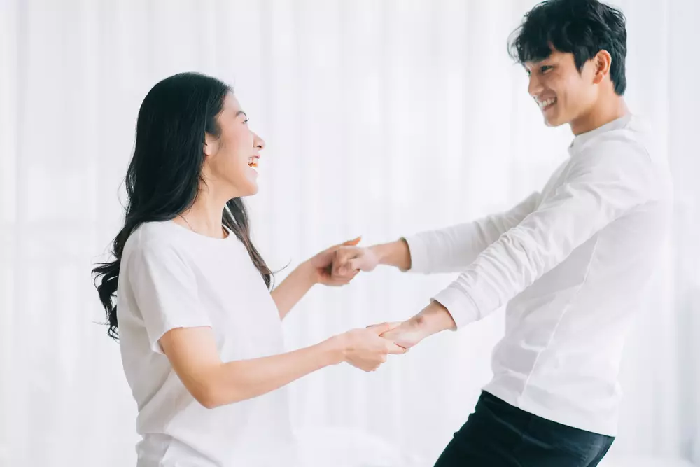 7 Ide pose self photostudio bareng pacar © 2022 brilio.net