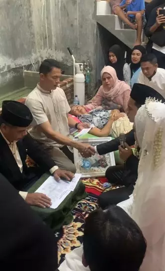 Momen haru akad nikah di depan ibu yang sedang sakit TikTok Momen haru akad nikah di depan ibu yang sedang sakit TikTok