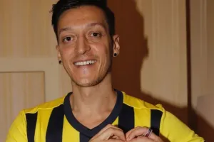 8 Potret Mesut Ozil kulineran di Indonesia, cicipi jamu kunyit asam