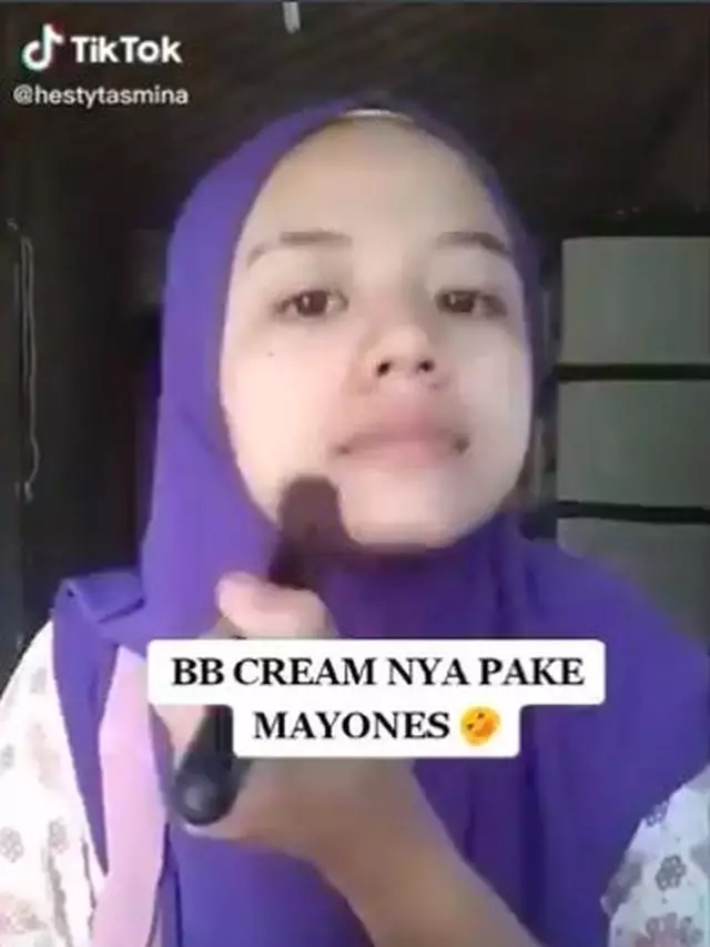 Potret nyeleneh alat makeup © berbagai sumber Potret nyeleneh alat makeup © berbagai sumber