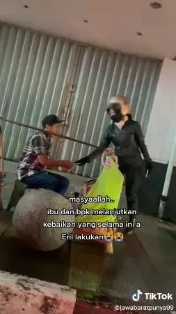 Ridwan Kamil dan Atalia Praratya, lanjutkan aksi kebaikan Eril © 2022 TikTok Ridwan Kamil dan Atalia Praratya, lanjutkan aksi kebaikan Eril © 2022 TikTok