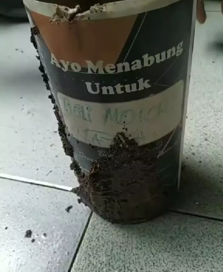 Celengan motor dimakan rayap © 2022 brilio.net Celengan motor dimakan rayap © 2022 brilio.net