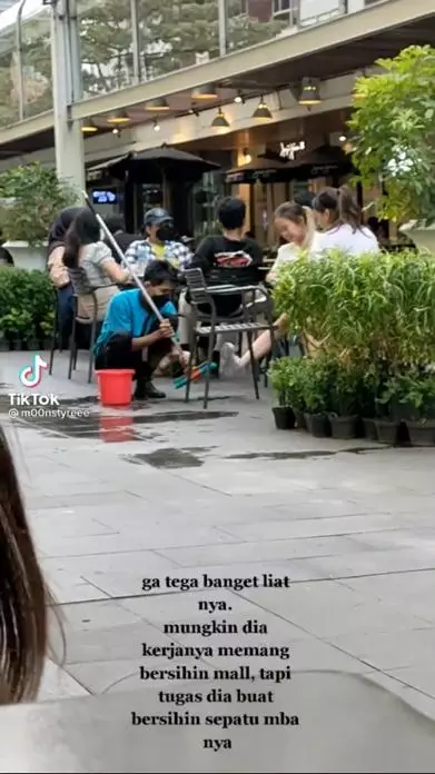 OB bersihkan sepatu wanita © berbagai sumber