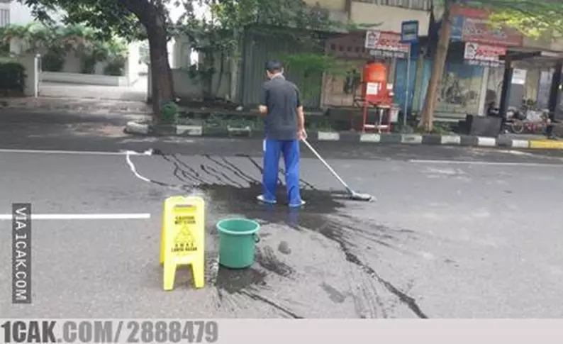 orang lagi ngepel tapi tingkahnya kocak © berbagai sumber orang lagi ngepel tapi tingkahnya kocak © berbagai sumber