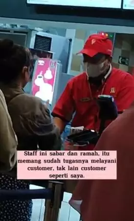Wanita tuli pesan makanan di KFC, reaksi karyawannya bikin haru TikTok Wanita tuli pesan makanan di KFC, reaksi karyawannya bikin haru TikTok