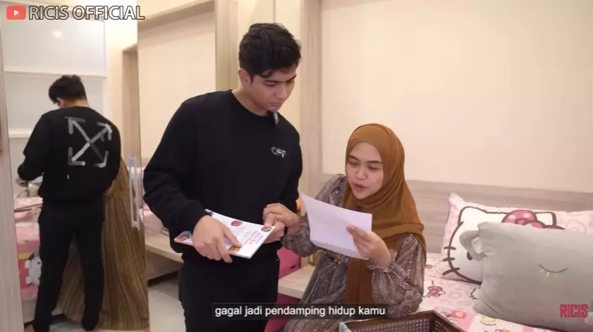 Suami dapat surat dari mantan © YouTube