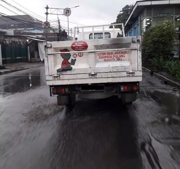 15 Kata-kata nasehat di belakang truk Berbagai sumber 15 Kata-kata nasehat di belakang truk Berbagai sumber