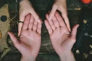 Ungkap watakmu yang terdalam dari cara ketika mengulurkan tangan, yuk