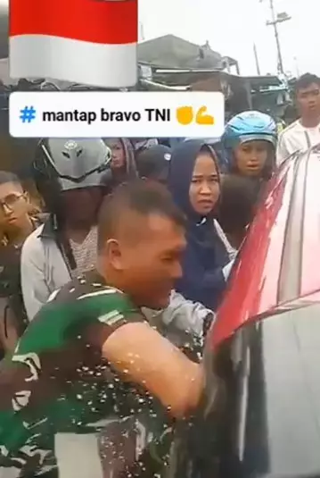 Selamatkan balita yang terkunci di mobil, aksi TNI ini banjir pujian TikTok Selamatkan balita yang terkunci di mobil, aksi TNI ini banjir pujian TikTok