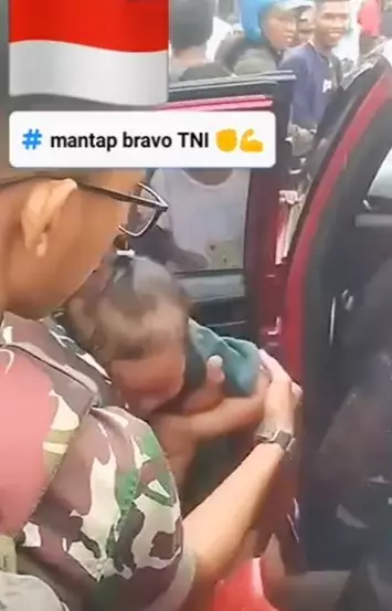 Selamatkan balita yang terkunci di mobil, aksi TNI ini banjir pujian TikTok Selamatkan balita yang terkunci di mobil, aksi TNI ini banjir pujian TikTok
