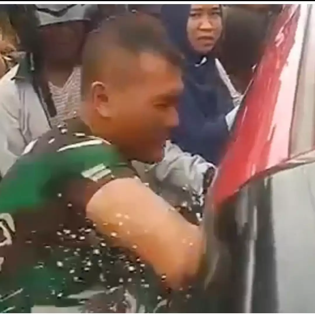 Aksi TNI pukul kaca mobil hingga pecah demi selamatkan balita terjebak