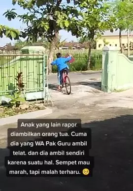 Anak SD ini ambil raport senditi tanpa orangtua, alasannya bikin haru TikTok