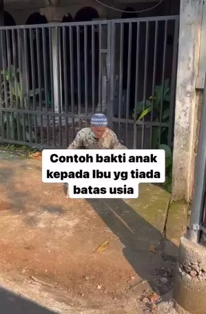 Kakek 60 tahun ini tetap jualan kerupuk demi pengobatan ibu yang sakit Instagram