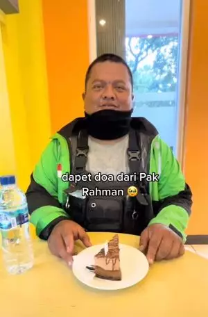 Wanita ini ajak driver ojol rayakan ulang tahunnya, kisahnya bikin haru TikTok