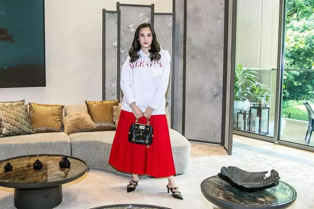 7 Ide outfit colorfull ala Chelsea Islan © 2022 brilio.net