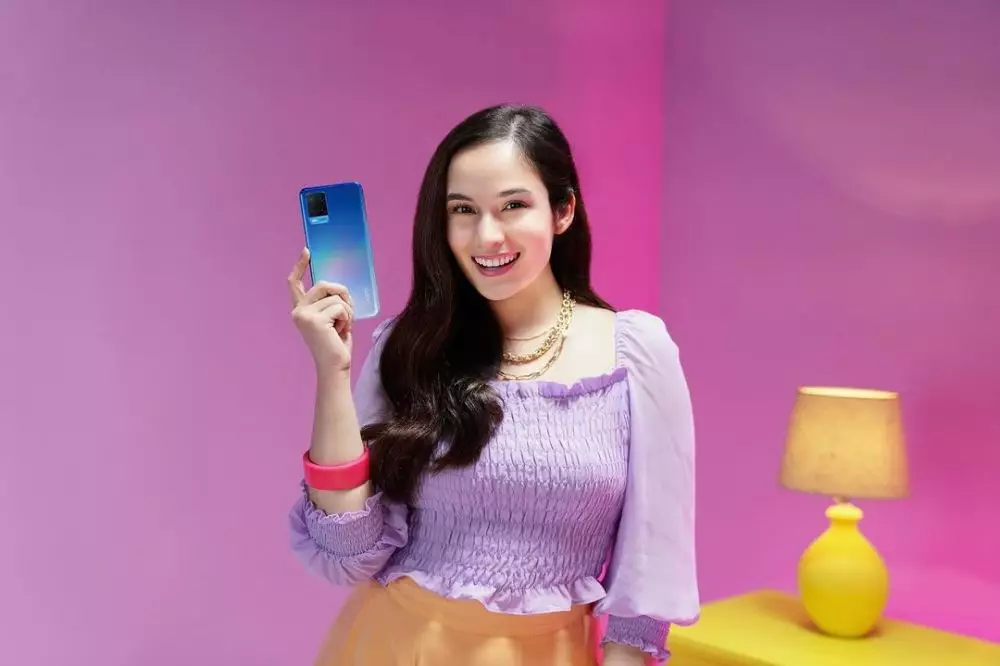 7 Ide outfit colorfull ala Chelsea Islan © 2022 brilio.net