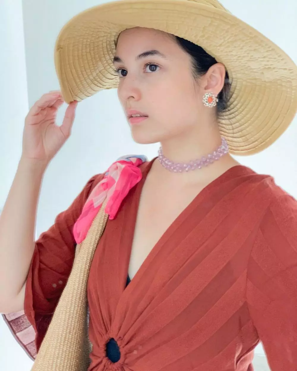 7 Ide outfit colorfull ala Chelsea Islan © 2022 brilio.net