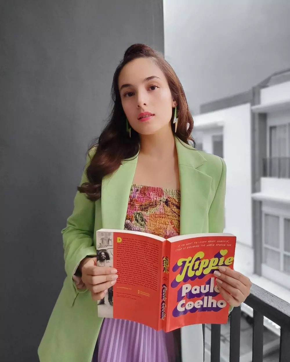 7 Ide outfit colorfull ala Chelsea Islan © 2022 brilio.net