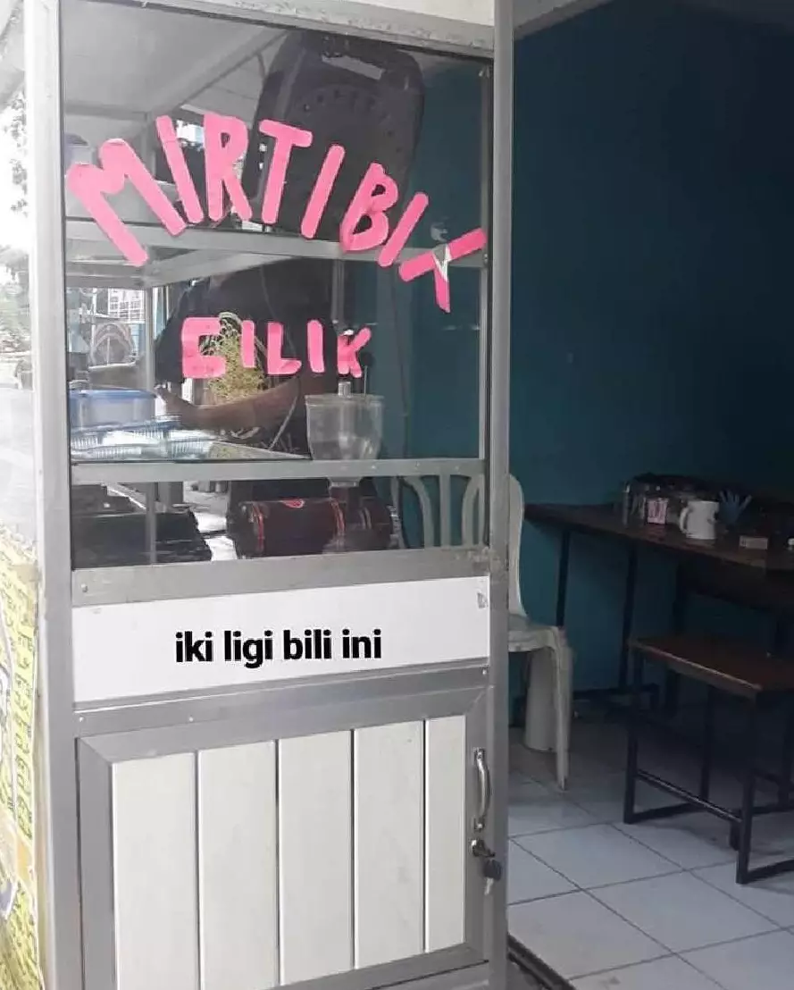 Tulisan lucu di etalase pedagang makanan © berbagai sumber