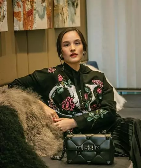 OOTD monokrom ala Chelsea Islan © berbagai sumber