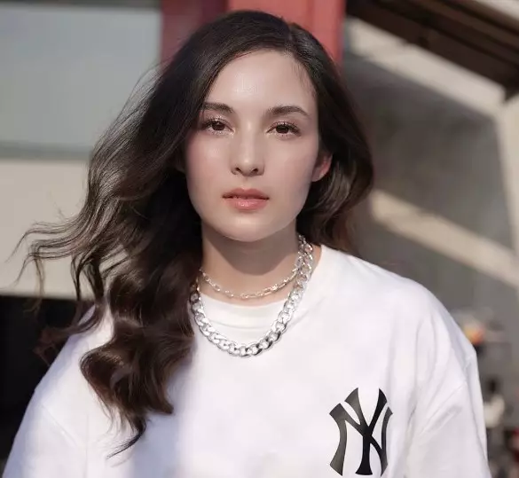 OOTD monokrom ala Chelsea Islan © berbagai sumber